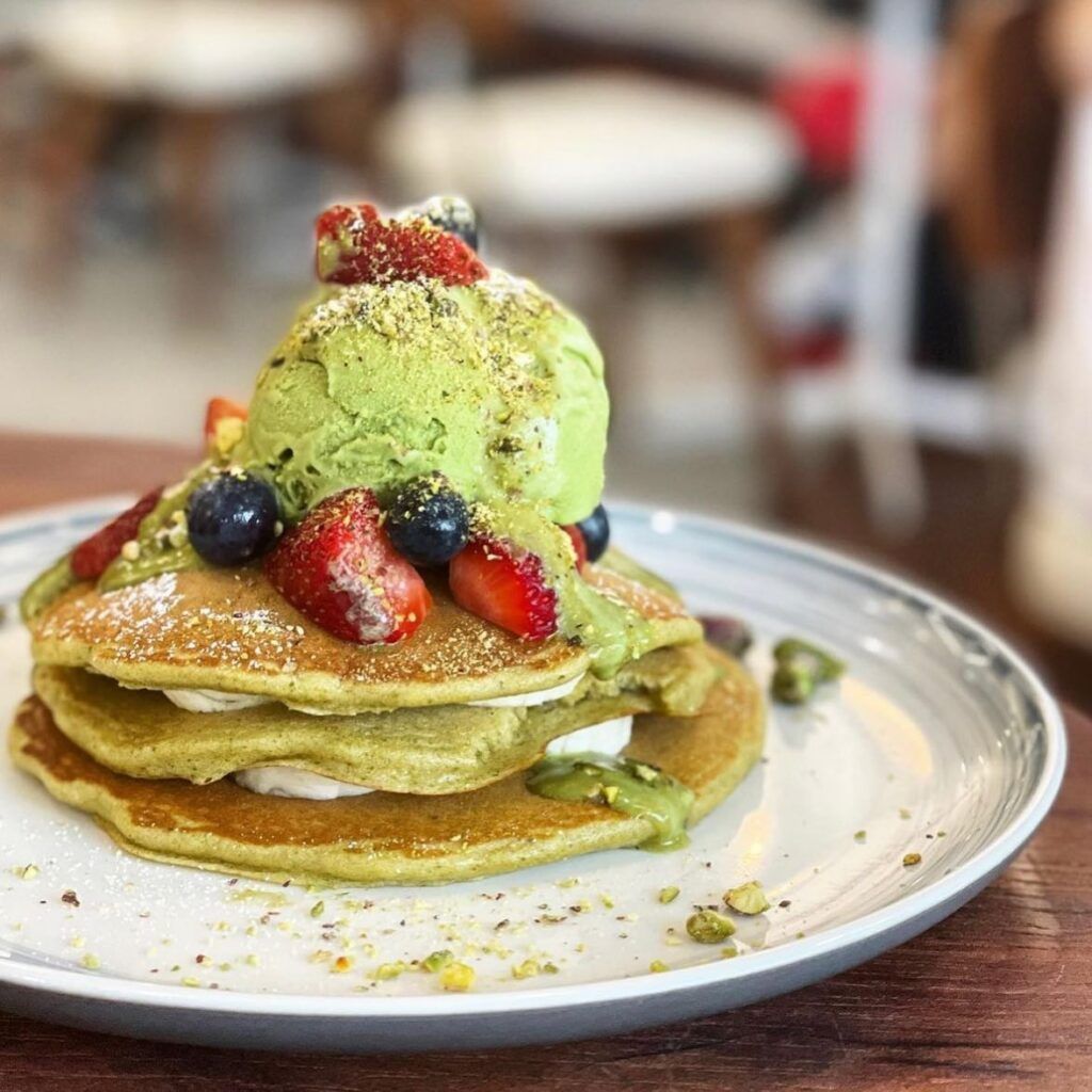 Matcha pancakes and fruits